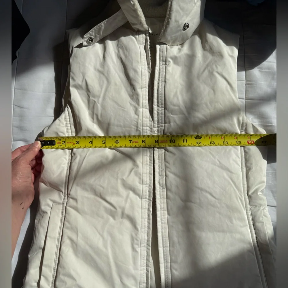 Banana Republic Women's Ivory Puffer Vest - Picture 5 of 7